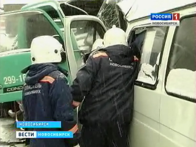 Микроавтобус с пассажирами попал в аварию под Новосибирском