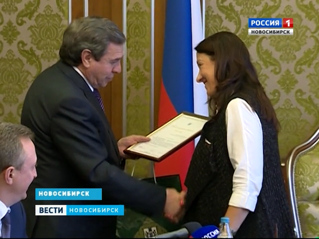 Губернатор наградил директоров лучших школ Новосибирска и области 