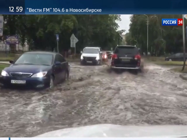 Проливные дожди превращают улицы Новосибирска в реки