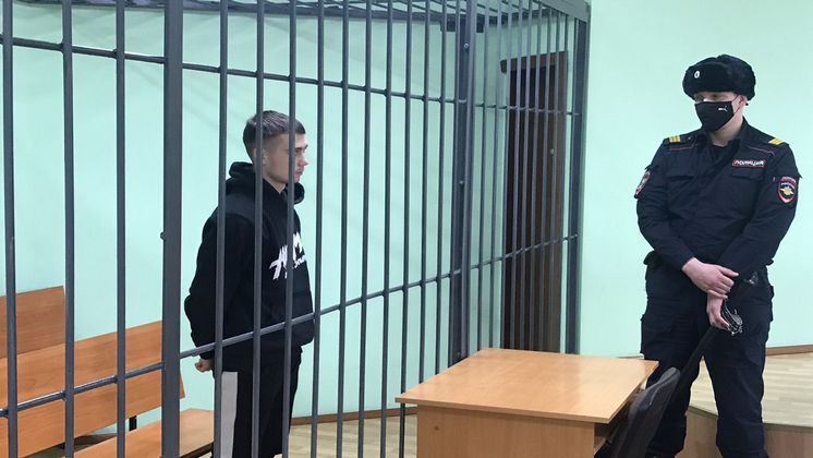 Выкинувших кресло на 80-летнюю пенсионерку новосибирцев обвинили в убийстве