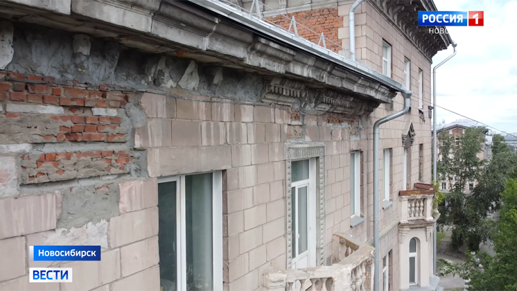 Разрушающийся памятник архитектуры в Новосибирске стал угрозой для местных жителей