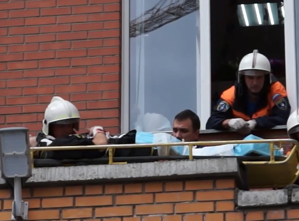 Новосибирские спасатели опубликовали видео спасения промышленного альпиниста