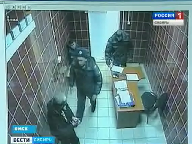 Омские охранники и полицейские избили покупателя в супермаркете