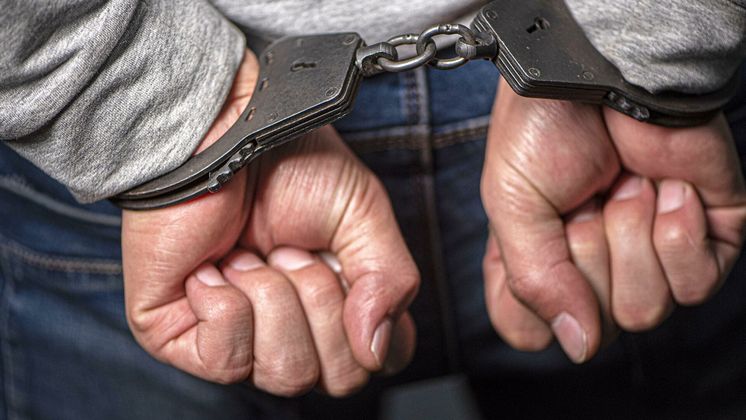 Новосибирского полицейского подозревают в домогательстве к своей 16-летней падчерице