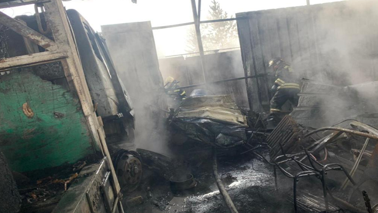 В Новосибирской области пожарные вынесли четыре газовых баллона из горящего гаража
