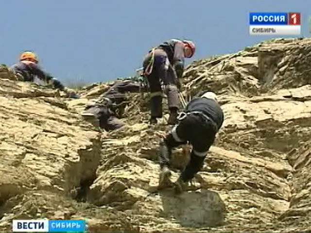 Хакасские спасатели готовятся к туристическому сезону и проводят тренировки в горах