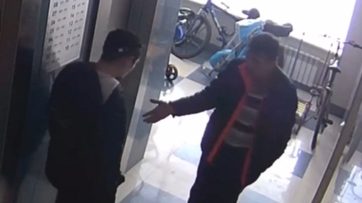 Новосибирцы устроили драку в подъезде: пострадал выходивший из лифта мужчина
