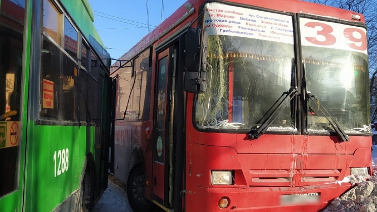 ДТП в Новосибирске произошло из-за смерти водителя автобуса за рулём