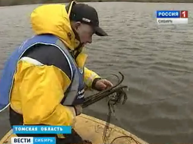 Сотрудники рыбнадзора Томской области достали из реки километры нелегальных сетей