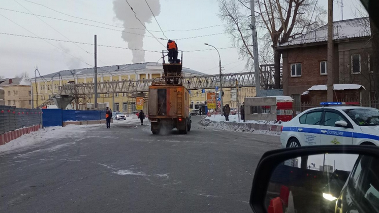 В Новосибирске обрыв троллейбусных проводов заблокировал площадь Энергетиков