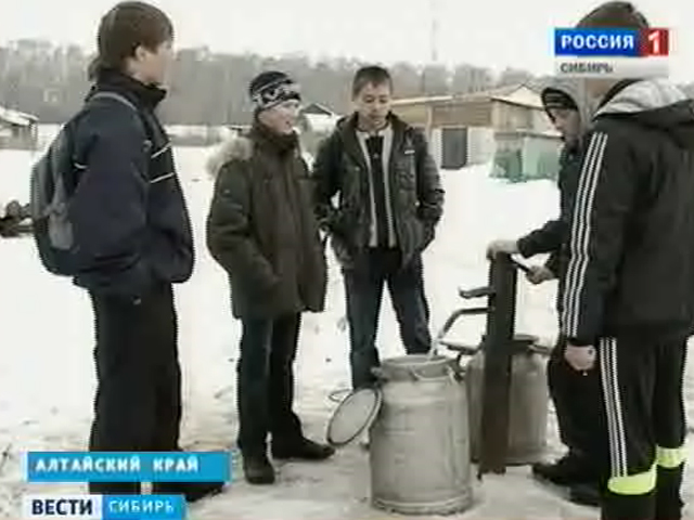Алтайские школьники помогают ветеранам справиться с перебоями в водоснабжении