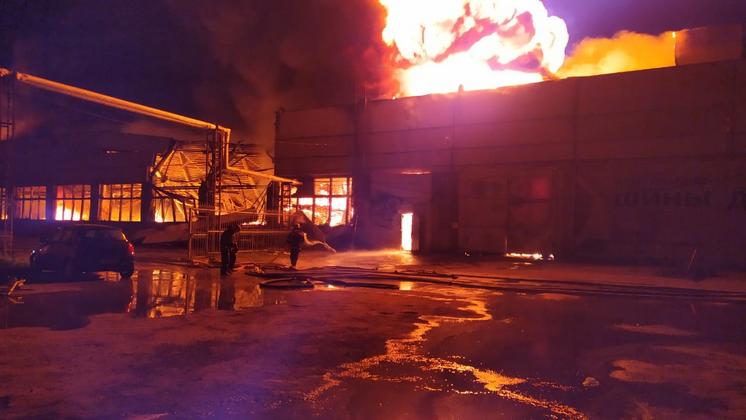 В Новосибирске ликвидировали пожар на складе с лакокрасочной продукцией
