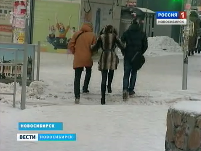 Резкий мороз после оттепели превратил дороги и тротуары Новосибирска в каток