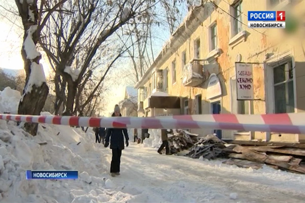В Новосибирске под тяжестью снега рухнула крыша жилого дома