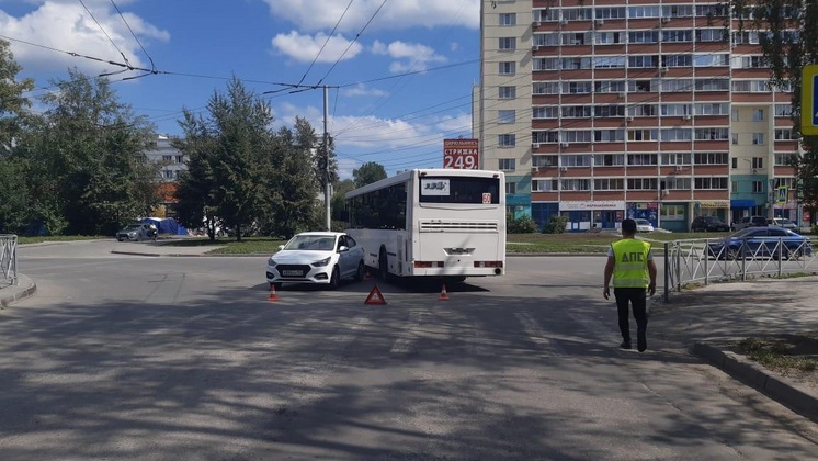 В Новосибирске автобус №60 врезался в пропускающую пешехода иномарку