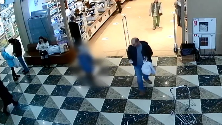 Мужчину разыскивают по подозрению в краже в торговом центре Новосибирска