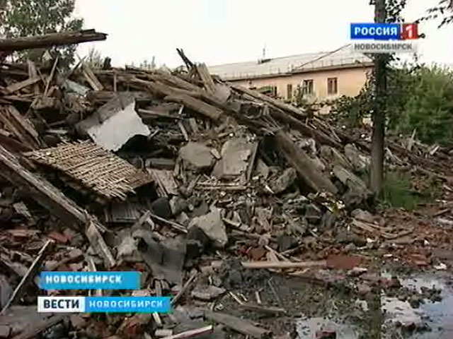 Жители дома по улице Бурденко вынуждены жить по соседству с развалинами старого барака