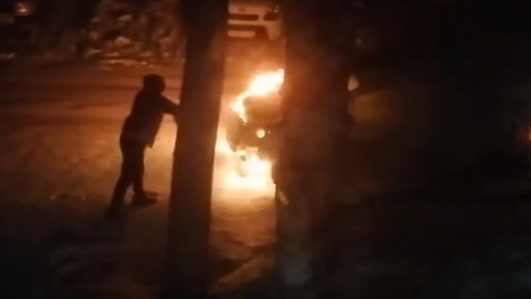 Новосибирец тушил снегом горящий автомобиль
