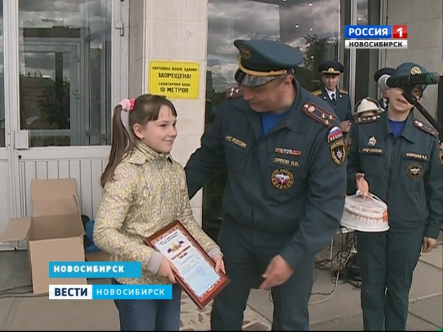 Маленькую жительницу Новосибирска наградили за спасение тонущего ребенка