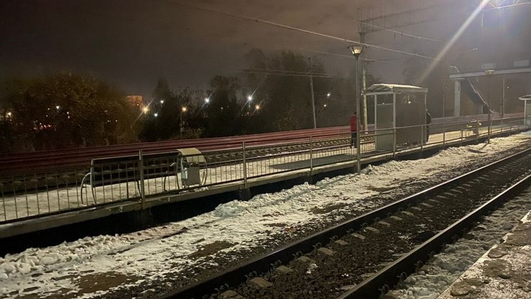 Под Новосибирском поезд задавил сидящего на рельсах 31-летнего мужчину