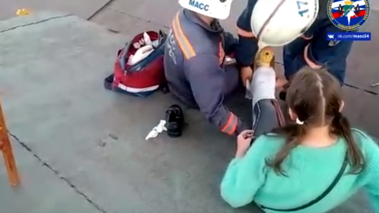 В Новосибирске 11-летняя школьница лазила по гаражам и сломала ногу