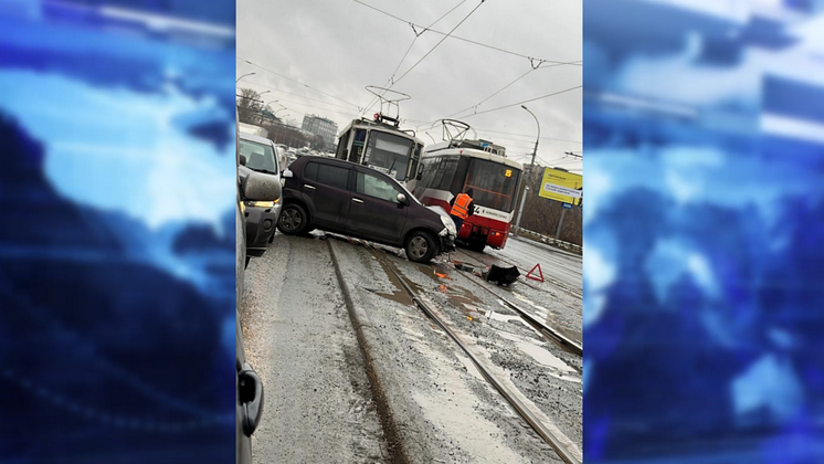 Столкновение двух автомобилей и трамвая спровоцировало большую пробку в Новосибирске