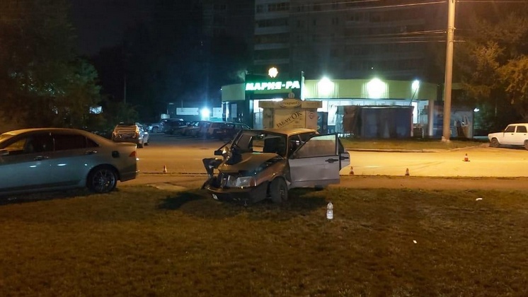 В Новосибирске из-за столкновения машин два человека попали в больницу