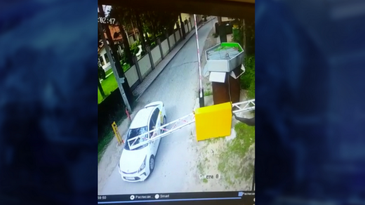 Автомобиль такси протаранил шлагбаум в коттеджном посёлке под Новосибирском