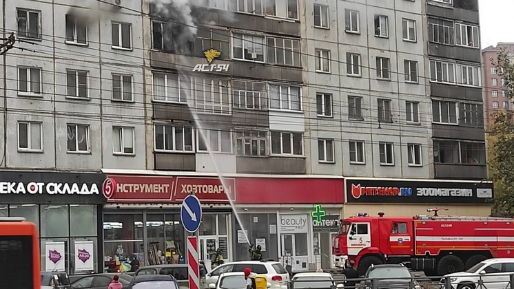 В Новосибирске из горящей квартиры вынесли тело мужчины