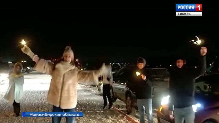 В регионах Сибири автовладельцы проводят новогодние флешмобы
