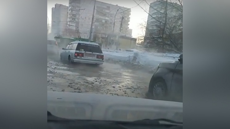 Дорогу затопило на улице Бориса Богаткова в Новосибирске