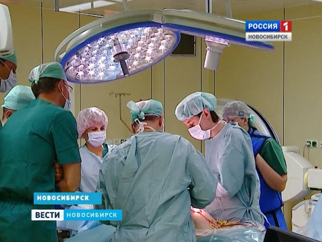 В Новосибирске провели первую операцию пациенту с прогрессирующим искривлением позвоночника
