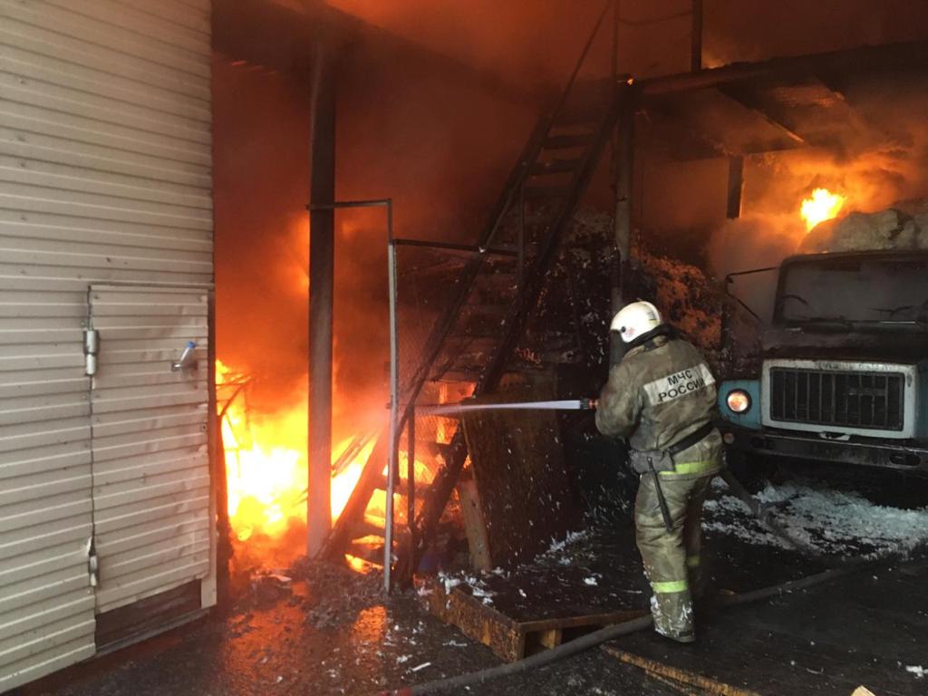 Ни пуха, ни пера: фото пожара на складе в Новосибирске