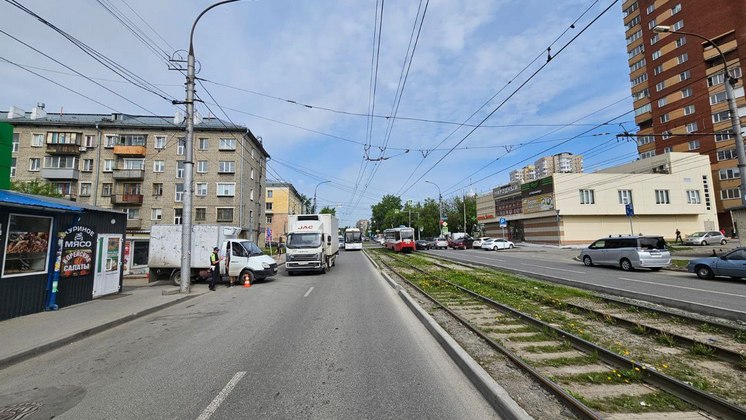 В Новосибирске две «Газели» сбили 10-летнего мальчика на самокате и мужчину