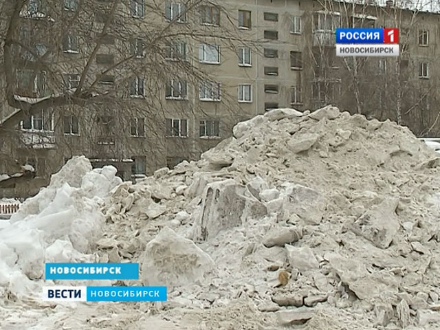 Ребенка госпитализировали после падения снега с крыши в Новосибирске