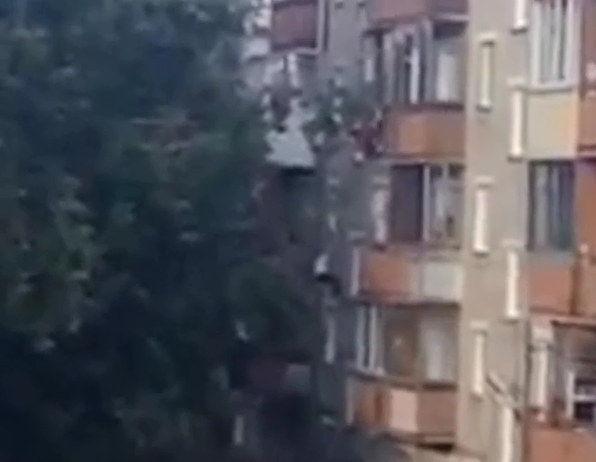 Падение новосибирца с третьего этажа попало на видео