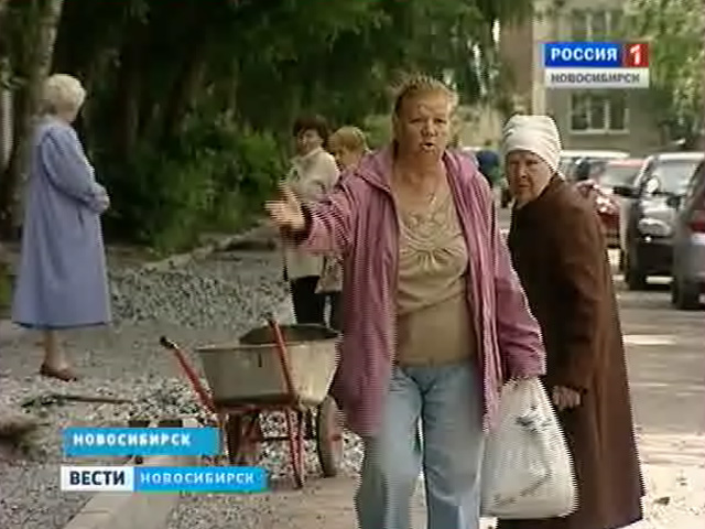 Благоустройство в одном из дворов Новосибирска затянулось почти на два месяца