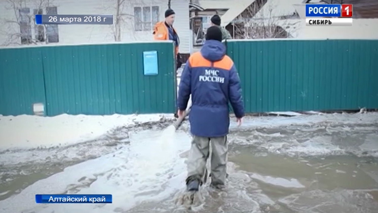 Спасатели из регионов Сибири борются с паводком в Алтайском крае