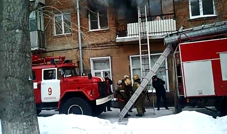 Пожар в пятиэтажке произошел в Левобережье Новосибирска (ВИДЕО)
