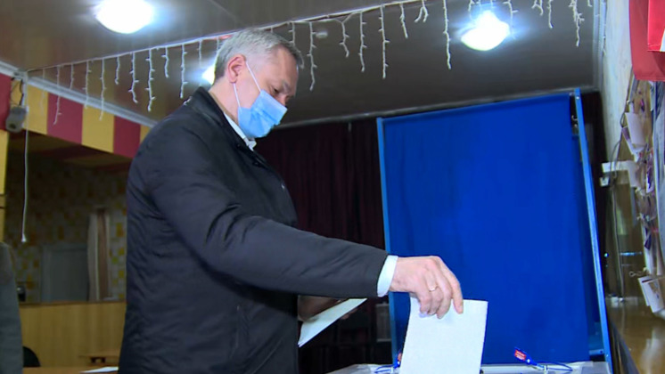 Андрей Травников отдал свой голос на выборах-2020