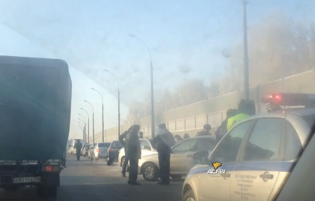 Труп женщины нашли в автомобиле на Бугринском мосту в Новосибирске