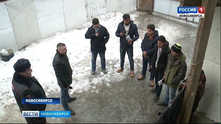 Полицейские пришли с проверкой в нелегальную гостиницу для мигрантов в Новосибирске   