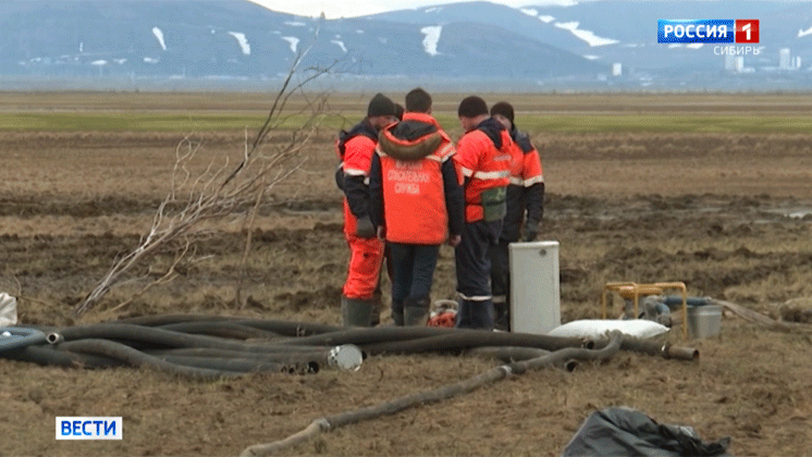 Последствия экологической катастрофы под Норильском ликвидируют спасатели со всей Сибири
