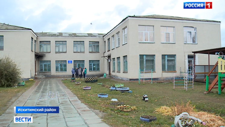 В новосибирском селе в крыше детского сада появились дыры