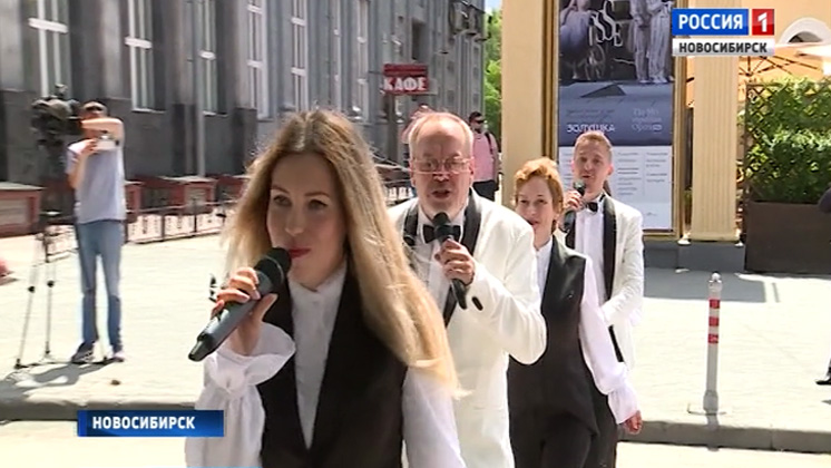 С песней по «зебре»: на улице Ленина в Новосибирске зазвучали песни «Битлз»