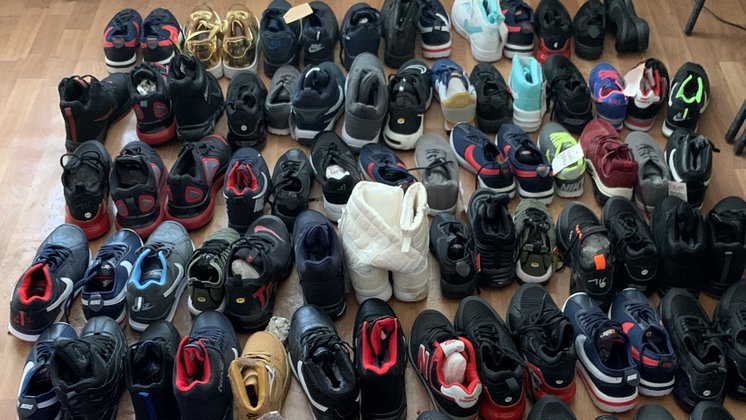 Сотни поддельных кроссовок конфисковали у иностранца новосибирские приставы и уничтожили