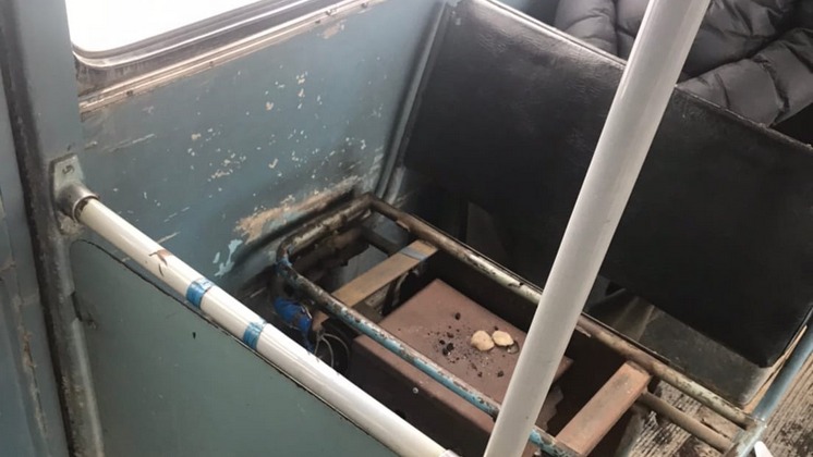 В Новосибирске экипаж троллейбуса выкинул горящее сиденье на остановке