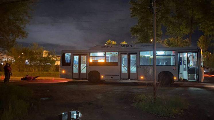 В Новосибирске подросток на мопеде врезался в автобус на встречной полосе