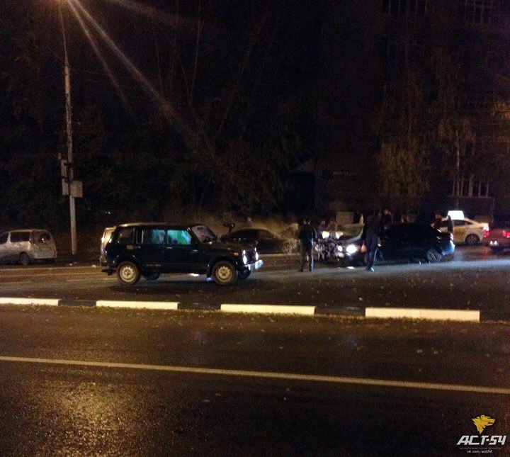 Мужчина пострадал в массовом ночном ДТП на Мочищенском шоссе