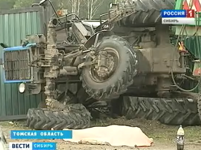 В Томской области произошло ДТП: трактор врезался в остановку, есть погибшие